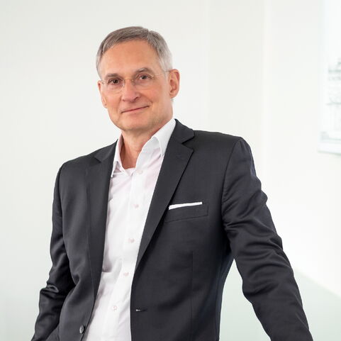 Dr. Kai Busch